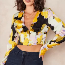 Coupon 🎉 Liquorish Earth Tone Floral Print Crop Top 😉