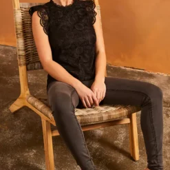 Hot Sale 😍 Pieces Sleeveless Lace Top In Black 🛒